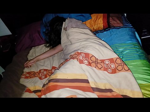 ❤️ Nevlastní syn buzeruje svou mladou nevlastní matku, zatímco ona spí. ❤️ Kvalitní sex u nás ❌❤